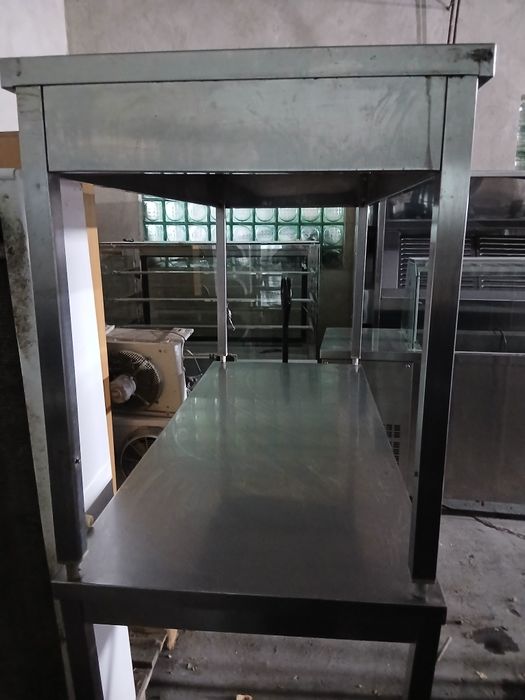 Vând mese de inox