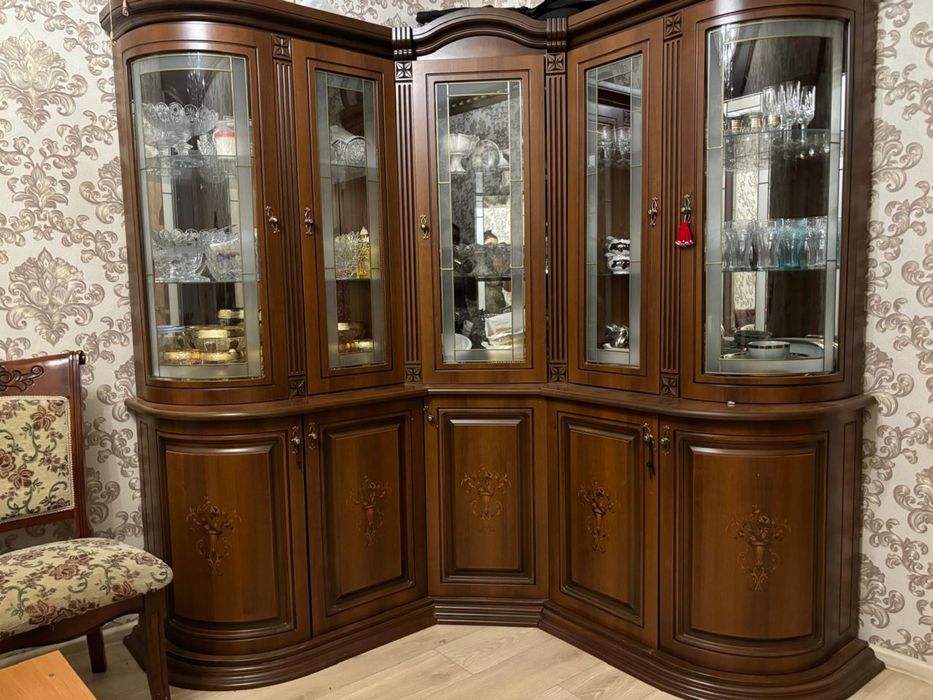 Сервант и стол