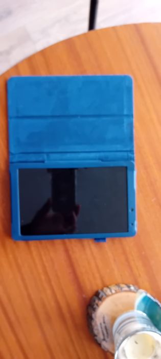 Продавам таблет HUAWEI 8инча.