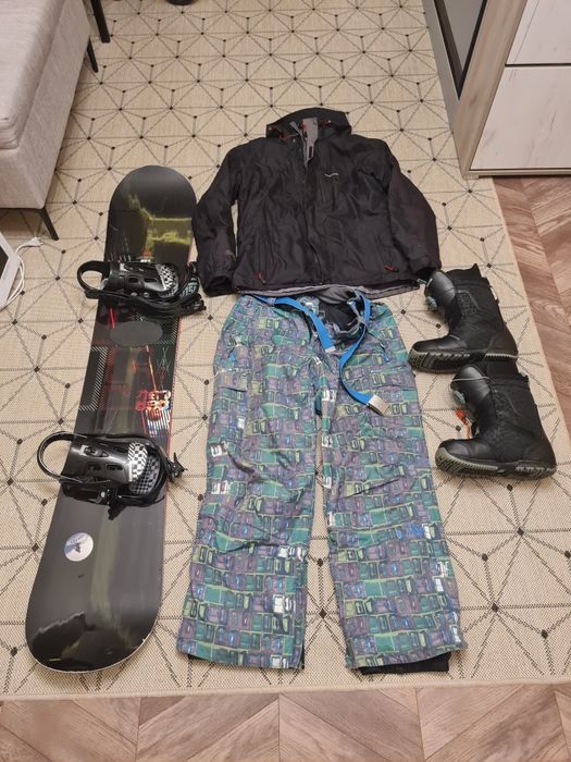 Продам сноуборд, чехол,ботинки,очки,костюм.