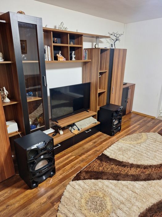 Vând mobila de living