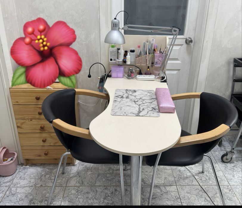 Срочно Маникюрный стол стуля продам