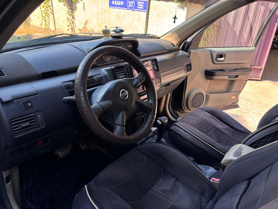 Машина Nisan X-Trail