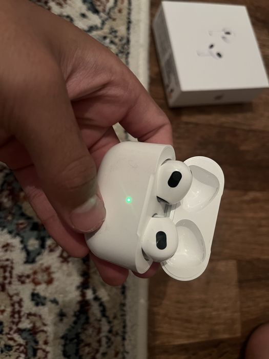 AirPods оригинал почти новые
