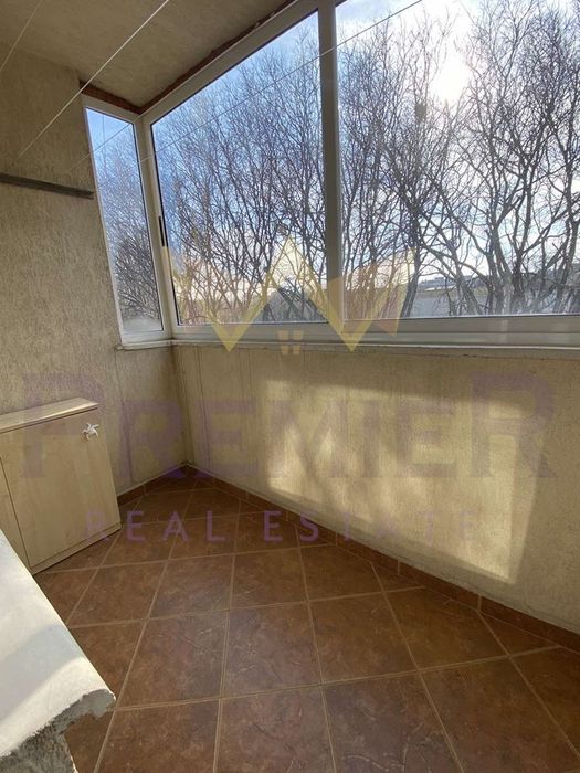 Тристаен апартамент,  Колхозен пазар