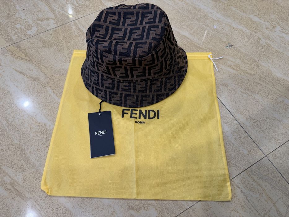 Дамска Шапка Fend...