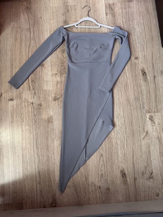 Стилна рокля за повод.