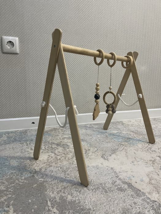 Монтессори стойка с игрушками