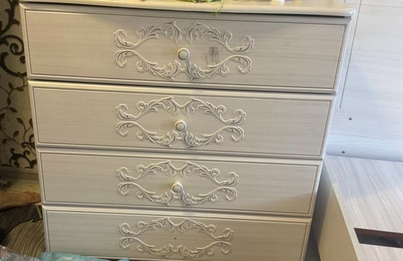 2 тумбы, женский столик