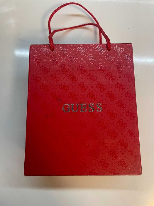 Много запазен дамски часовник GUESS с кутия