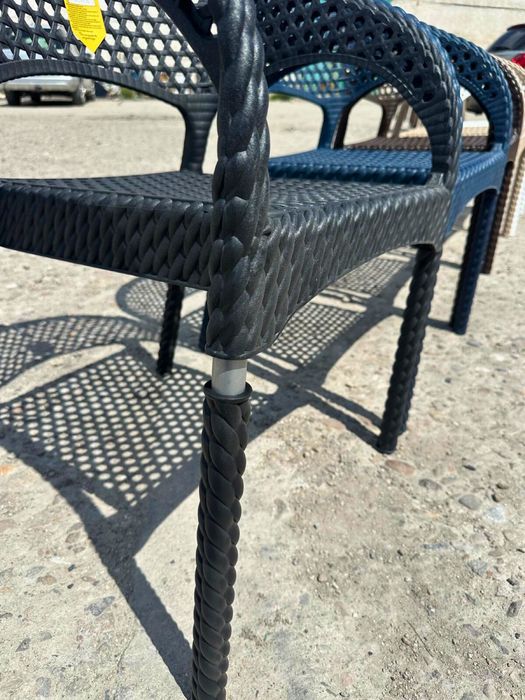 Пластмасови столове с метална подсилена конструкция