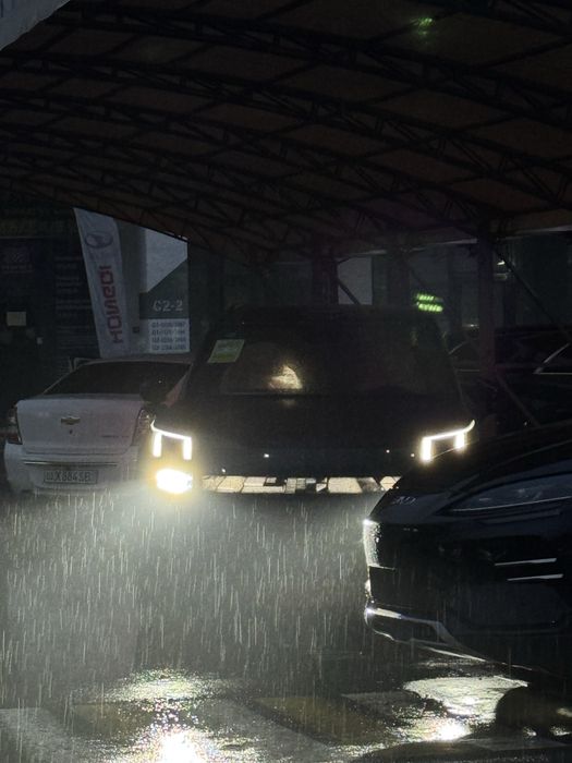 Lynk&Co 900 oq va qora ranglari bor