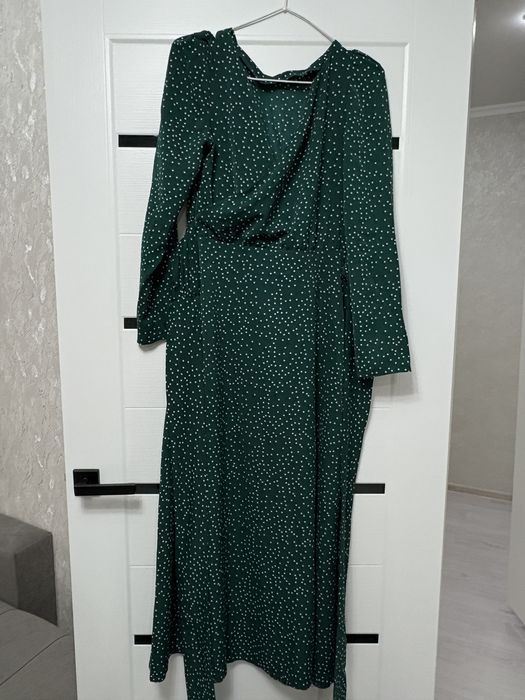 Продам красивое зелёное платье в горошек