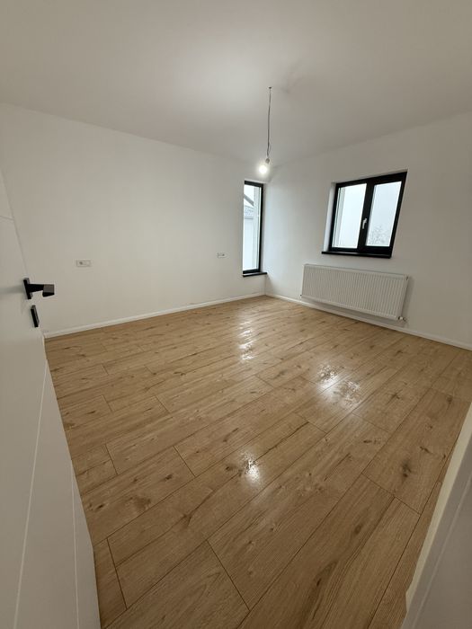 Casă/ 4 dormitoare/cladură în pardoseală/ 3 băi