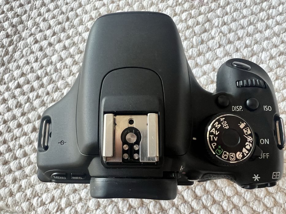 Vand Canon DSLR 600D cu ceva accesorii