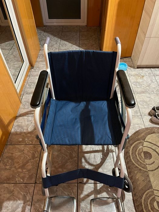 Vând cărucior și cadru pentru persoane cu dizabilități