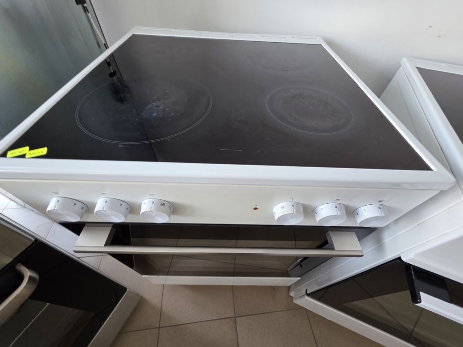 Свободностояща печка с керамични котлони Gorenje
