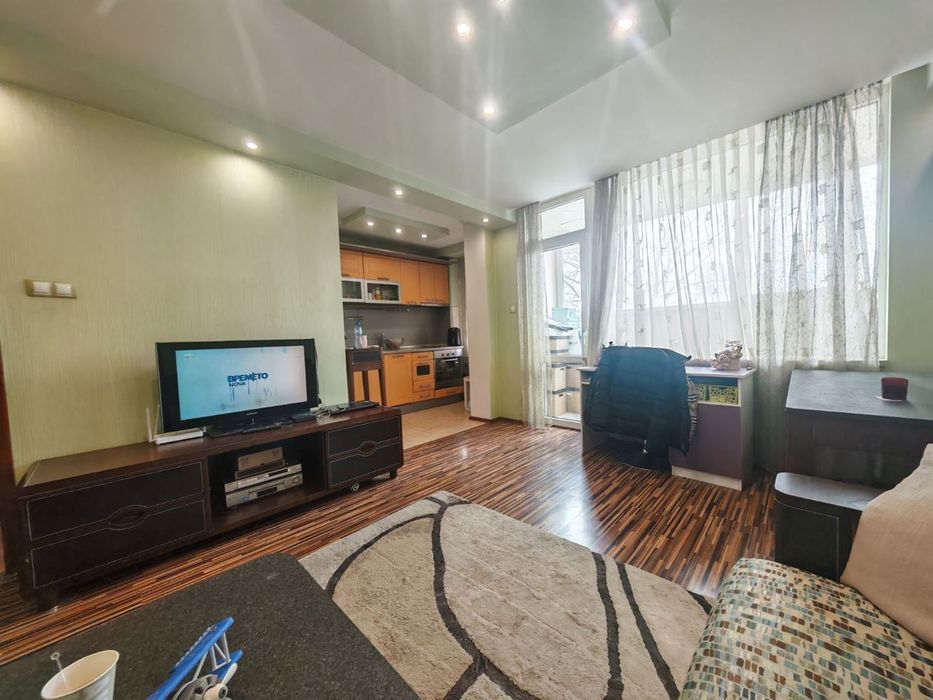 Продава се Тристаен апартамент в Бургас, Изгрев - 70 кв.м за 1181 €/кв.м - Снимка #1