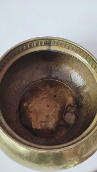 Голям старинен ръчно кован месингов съд с дръжки и крачета от бронз