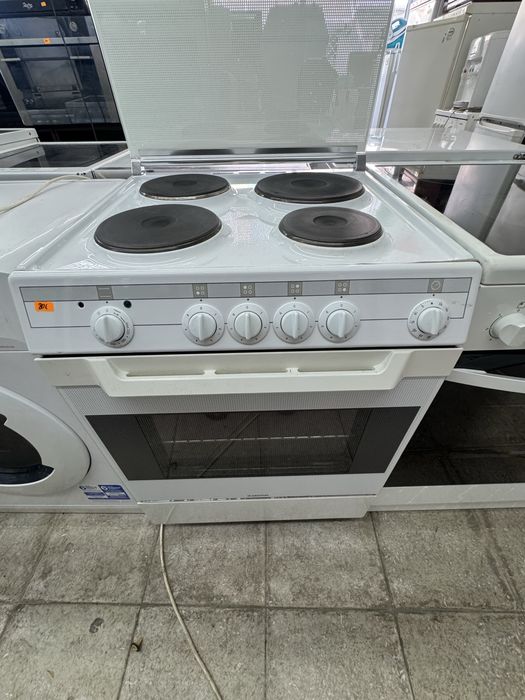 Готварска  печка обикновени котлони HOTPOINT ARISTON