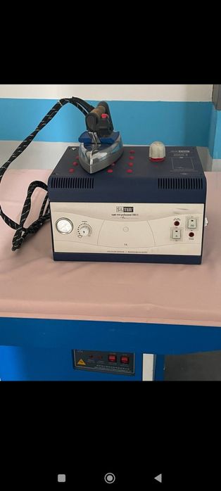 Промышленный гладильный стол с утюгом