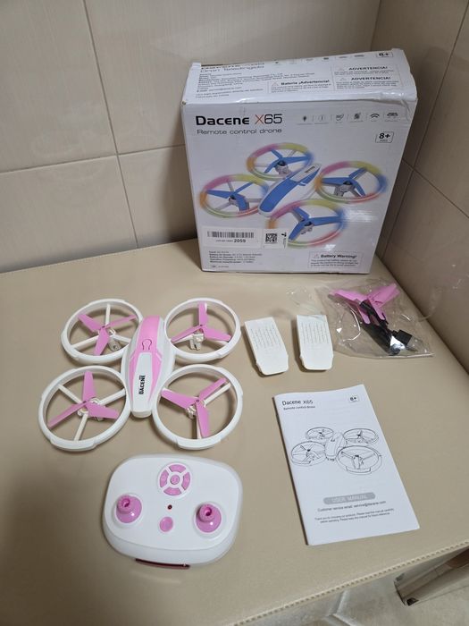 Чисто нов мини дрон за деца и начинаещи Dacene X65 Remote Control Drone. Моделът разполага с предпазители за перките, вградени LED светлини