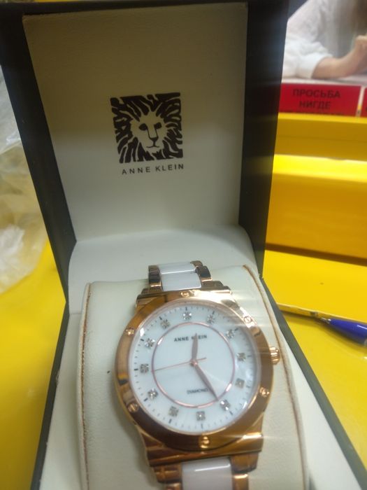 Продам новые Часы ANNE KLEIN