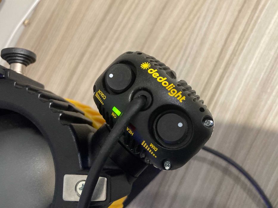 Reflector profesional Dedolight DLED9SE-BI cu balast incorporat