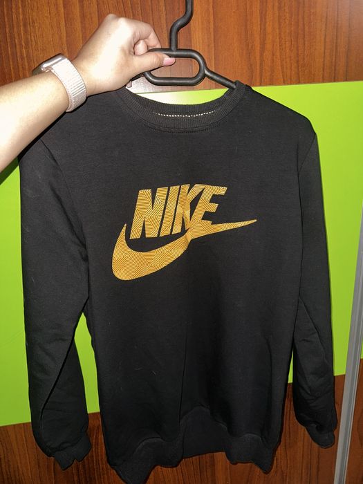 Дамски дрехи  – горнища, спортна рокля и тениска