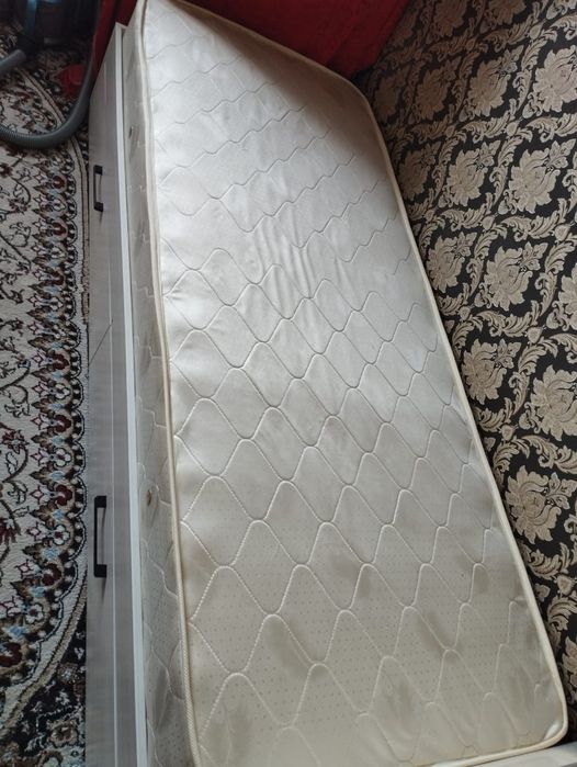 Бір адамдық  кроват сатылады.Срочна