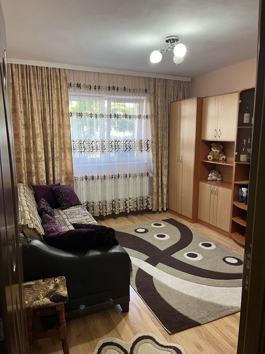 Garsonieră 25 mp, renovată și mobilată complet – Zona OMW Câmpina | 300 €