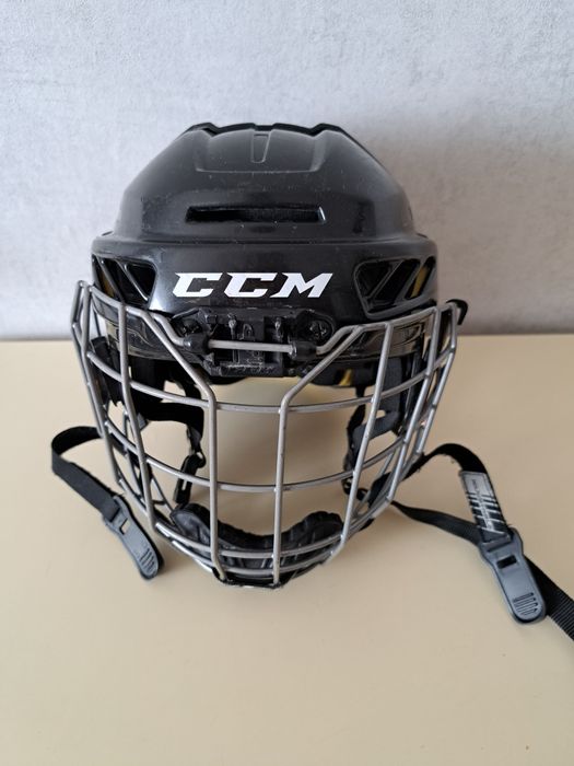 Продам хоккейный шлем б/у