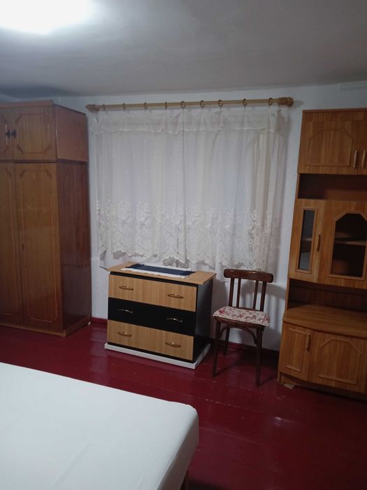 Închiriez ,la curte,spațiu de locuit , în Brăilița