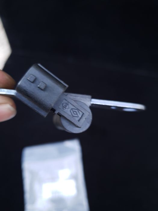 Датчик коленвала Лада Ларгус, Логан, Дастер