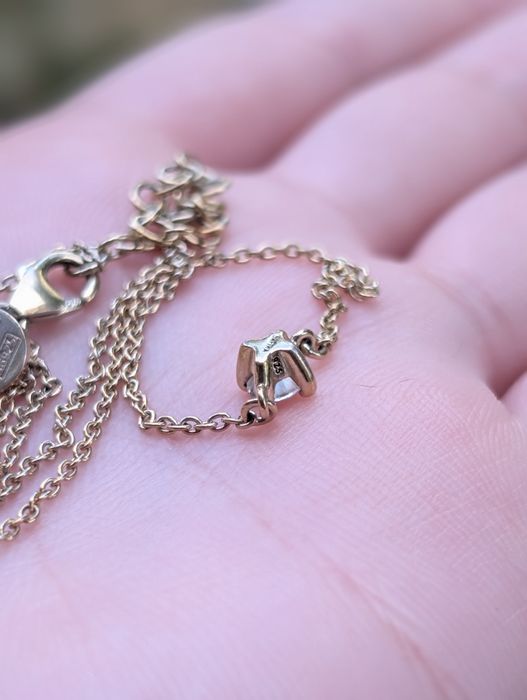 Vechi colier lant din argint de 925, placat cu aur de 24K, pandantiv clasic tip solitaire, decorat cu o piatra rotunda din zirconiu cubic, Safira