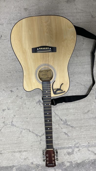 Гитара yamaha 41 в подарок каподастр,ремень и чехол