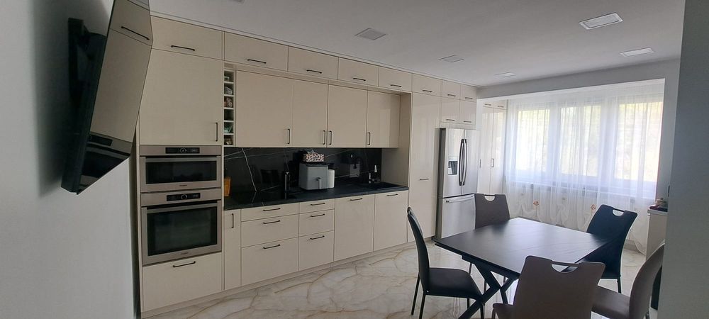 Vând apartament 3 camere super finisat, Micro 1