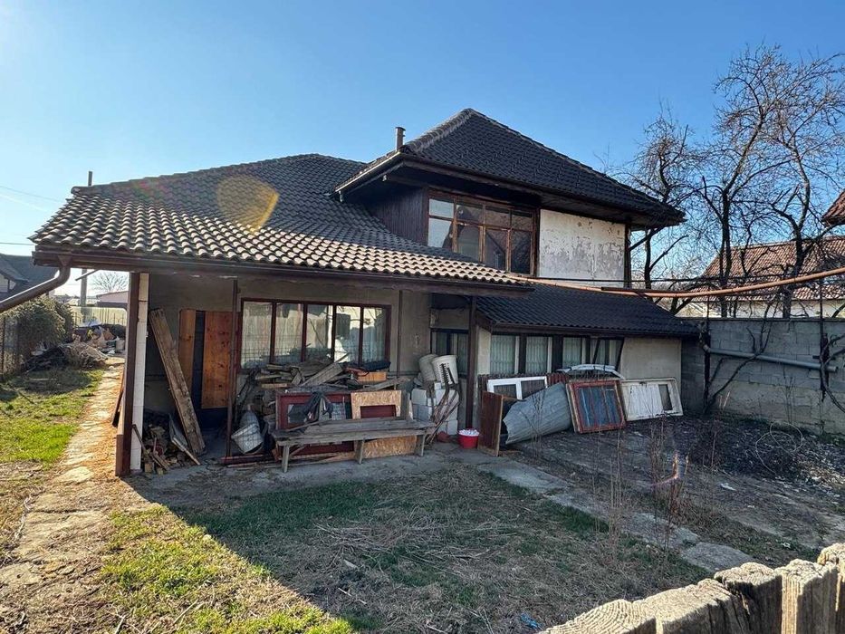 Vind casă , curte , anexe