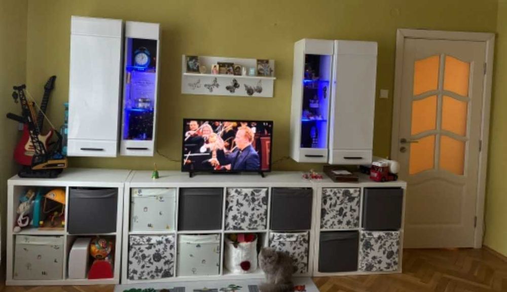 Dulap vitrina biblioteca led mobilier living cu lumina ambientala polita raft suspendat sticla alb