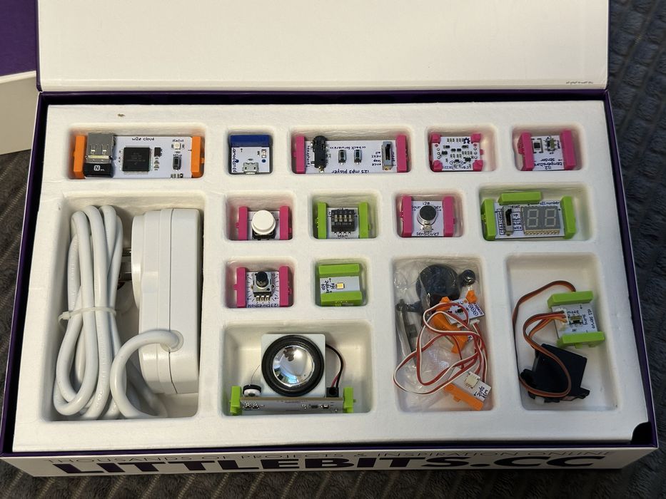 Jucarie littleBits Smart Home Kit (14 bits + 11 accesorii)