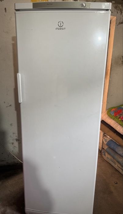 Продам морозильник Indesit