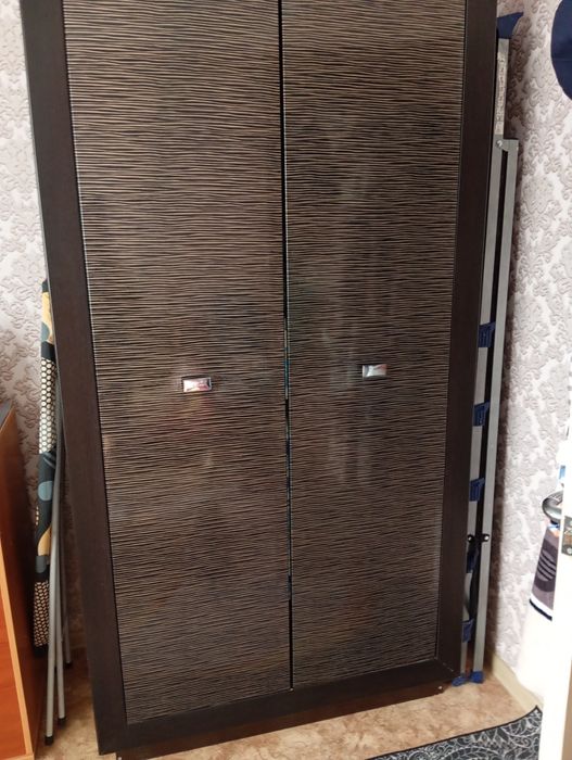 Продается шкаф двухдверный