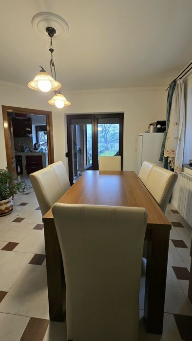 Set dining modern: masă nuc + 6 scaune crem, impecabile