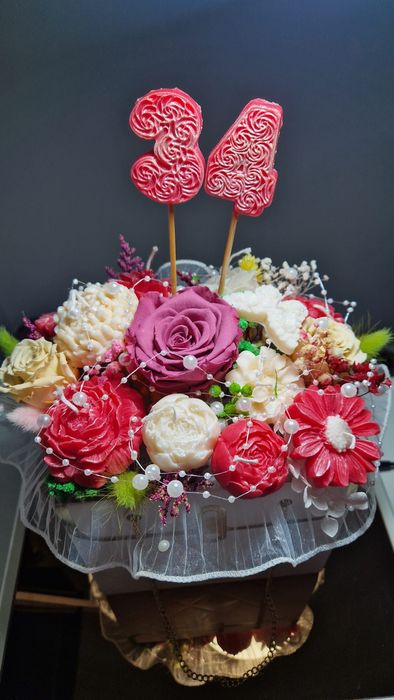 Aranjamente florale cu lumânări parfumate handmade