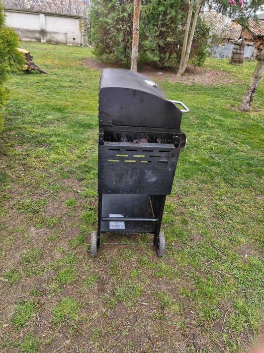 Газово барбекю с 3  горелки, термометър, маркуч и винтил за газ.