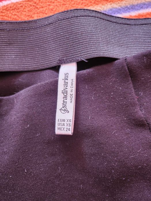 Fusta XS neagra noua mini Stradivarius cu crapatura