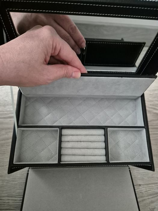 Caseta de bijuterii din piele