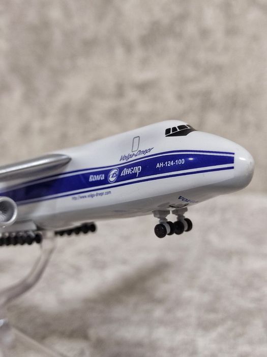 Самолёт Antonov-124-Volga-Dnepr Russia (коллекционная модель)