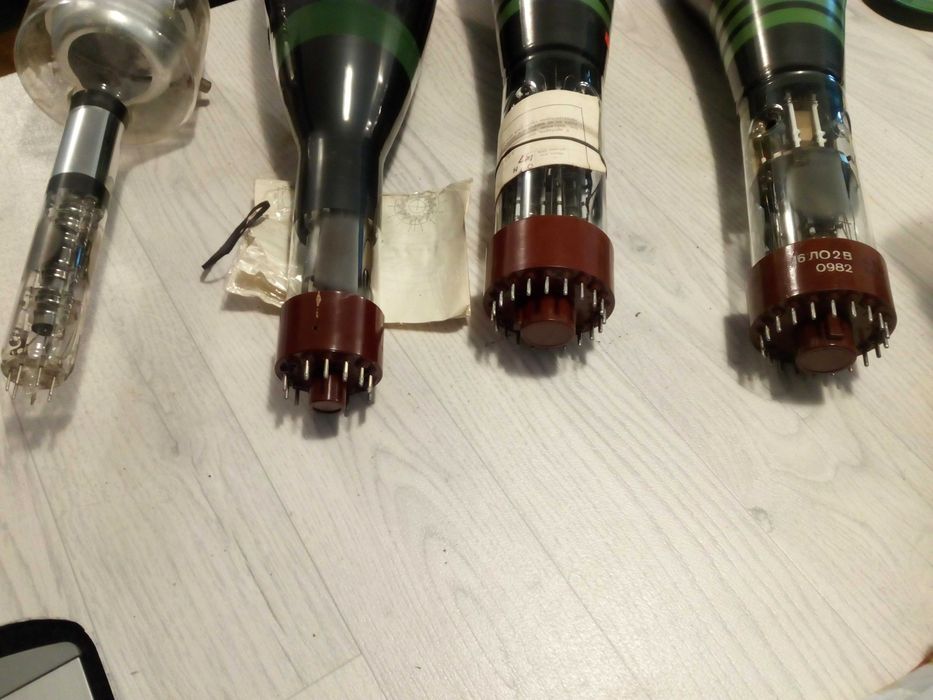 Продавам електронно-лъчеви тръби и кинескопи (CRT)