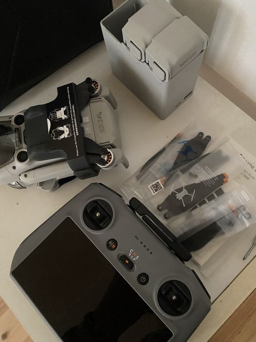 Dronǎ-Dji mini 4 pro